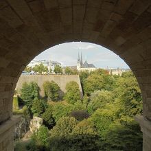 橋桁の間から見えるルクセンブルクの街並