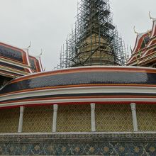 仏塔は足場で覆われていた