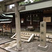 横の神社と繋がる