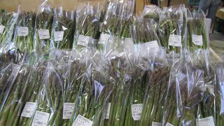 地元野菜売り場やピザドゥが入る洗練された雰囲気の道の駅