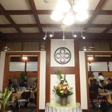 昔は銭湯。男湯・女湯の入口。