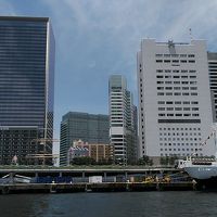 海から見たホテル