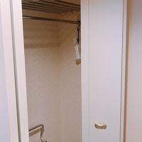 クローゼットと消臭剤スプレー