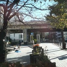 橋のそばにあるただの広場です