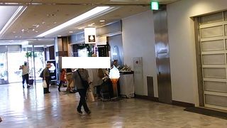 平日でも店先に生鮮品が並び市場のように活気あり