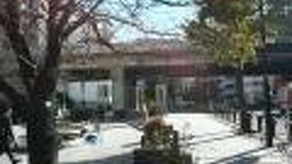 喫煙スペースのせいか近寄りづらい場所かも