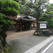 閑静な老舗旅館に泊まる