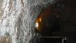 サーストン ラバ チューブは、ハワイ島のハワイ火山国立公園にある溶岩トンネルです。