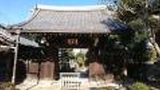 山門に弾痕が数か所残っています