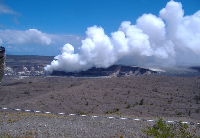ハワイ島の火山の噴火の特徴として、比較的に穏やかな点があり、キラウエア火山は世界一安全な火山とも言われています。