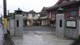 えんじ色の柱の本堂が印象的