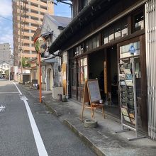 旧街道沿いにある古民家風建物