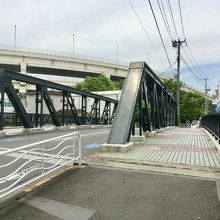 平日の昼間小学生が渡っていました