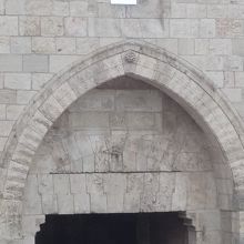 門上のレリーフ