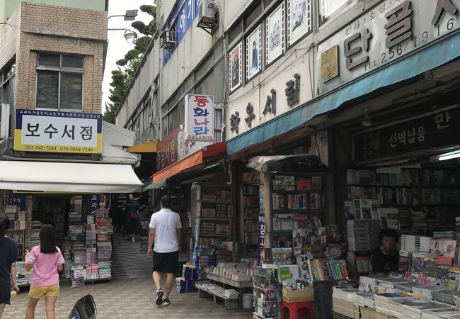 細い坂道の中には古本屋さんが50件以上...