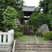 高台にある緑豊かなお寺