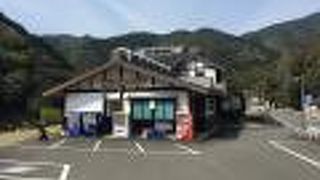山間の川沿いにある道の駅。