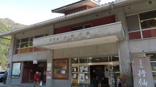 十津川を見下ろす絶壁に建つ。