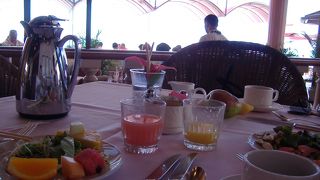 「太平洋のピンク・パレス」と称される「ロイヤル・ハワイアン・ホテル」内にある朝食・ランチ専門のレストラン