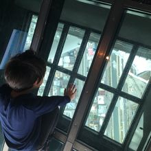 ガラス床。高所恐怖症の方にはお勧めできません。