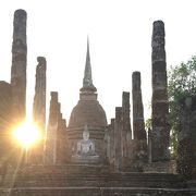 城壁内の一番大きな池の中の島にある寺院