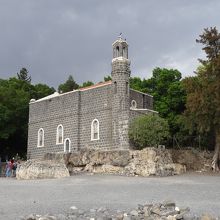 ガリラヤ湖から見た教会