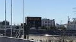 縄文土器のある競技場