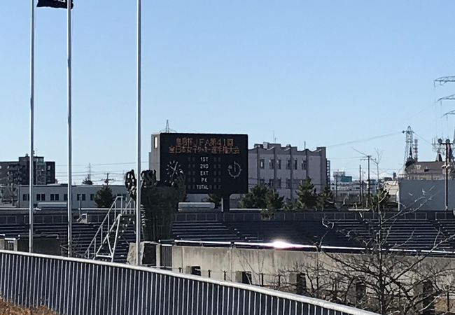 縄文土器のある競技場