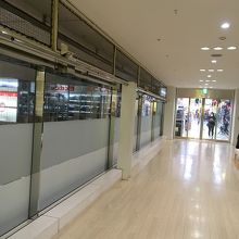 A館とB館の間の自由通路