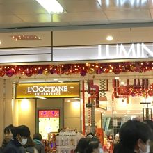 混み合っている2F入口付近