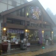 グルメというよりお土産屋さんです