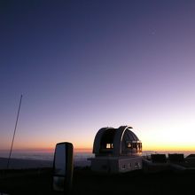 サンセット後の天体望遠鏡群