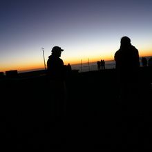 感動のサンセットを終えて辺りは暗くなっていきます