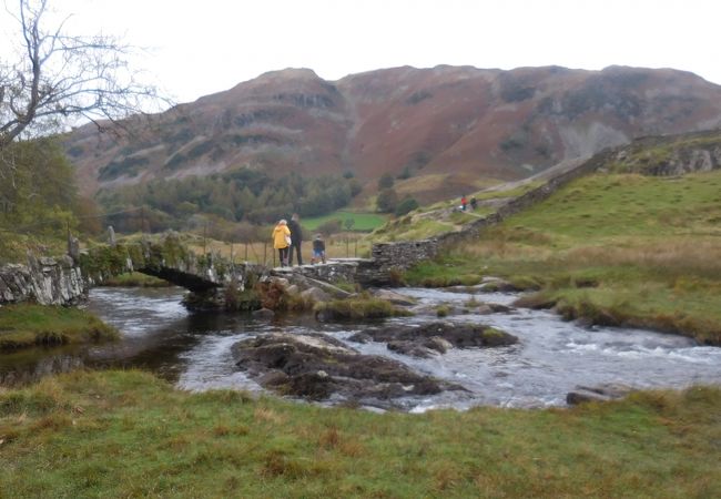 ムーアの中に佇む苔むした石橋は一幅の絵