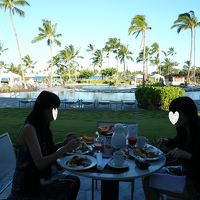 プールサイドで朝食