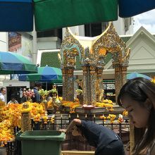 地元のパワースポットでお祈りする人たちで人気です。