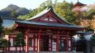朱色の神社のような建物