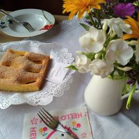 ダイニングのお花とサービスで焼いてくれたケーキ