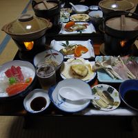 夕食は地元の海の幸が並び、美味しかったです。