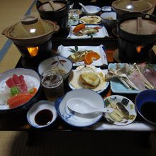 夕食は地元の海の幸が並び、美味しかったです。