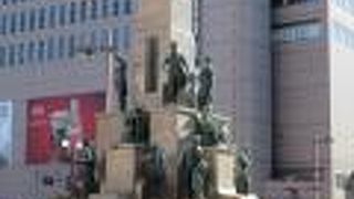 駅前に聳えてます