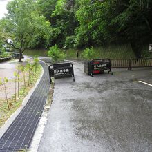 遊歩道入口。トイレも入口付近にあります。