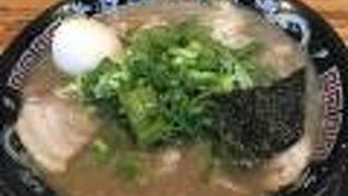 京都府と奈良県の県境にある有名な豚骨こってり系のラーメン店の本店。