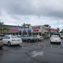 お店の外観と駐車場