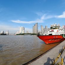 対岸の芳村港から沙面島に船でいくことができます。