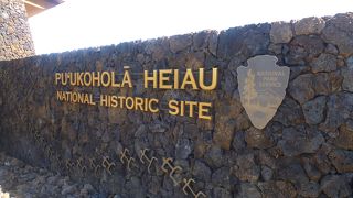 ハワイ島で冬にはクジラが見えるカメハメハ大王が軍神クーに捧げて建てられたヘイアウ(石造りの神殿)を訪れました!!