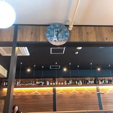 シックな店内でテイクアウトを待つ