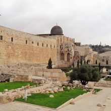 入るとすぐアル アクサー モスクが目に入ります。