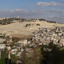 手前がダビデの丘、奥がオリーブ山