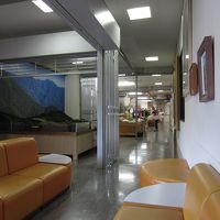 改札階に売店と改札口、フロントがあります。